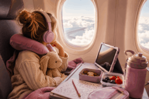 Flugreisen mit Kindern entspannter machen: Unsere besten Tipps für Flughafen & lange Reisen
