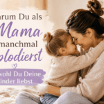 Eine Mutter und ihr Kind umarmen sich liebevoll und lächeln sich mit geschlossenen Augen an. Das Bild steht für Verbundenheit, Verständnis und den gemeinsamen Weg zurück in die Nähe nach einem schwierigen Moment. Es zeigt, dass starke Gefühle die Liebe zu unseren Kindern nicht kleiner machen und dass Verbindung immer wieder neu entstehen kann.